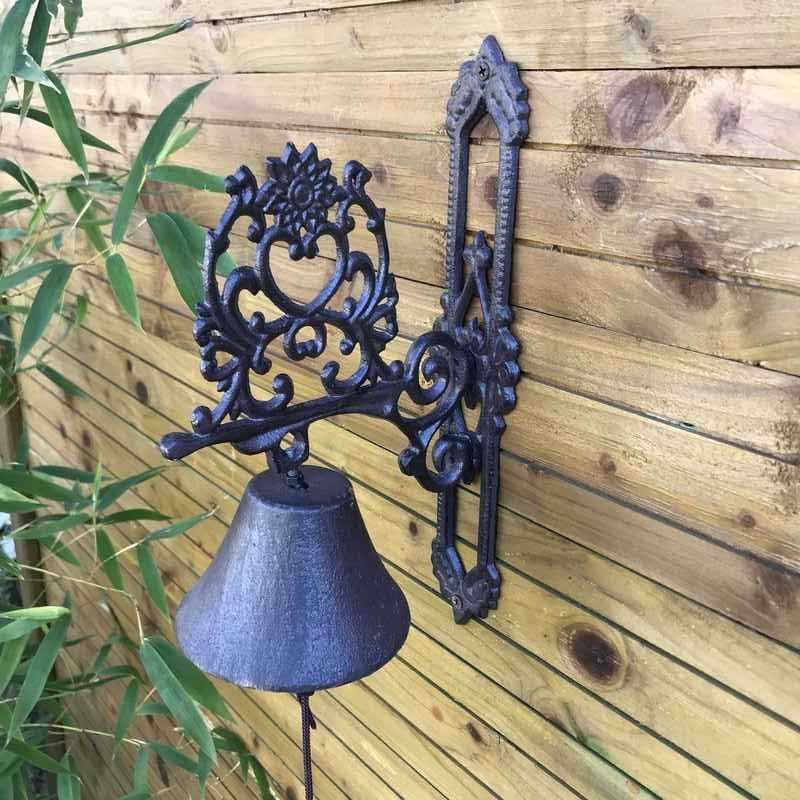 Deurbel voor tuinpoort met hartmotief en arabesken van gietijzer