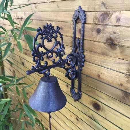 Deurbel voor tuinpoort met hartmotief en arabesken van gietijzer