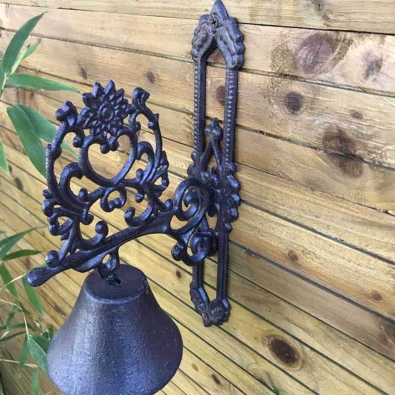 Deurbel voor tuinpoort met hartmotief en arabesken van gietijzer