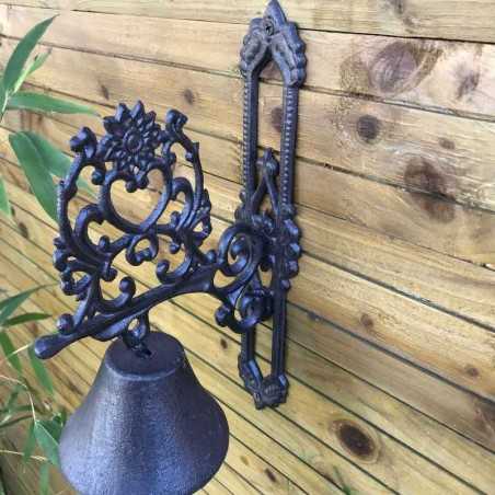 Deurbel voor tuinpoort met hartmotief en arabesken van gietijzer