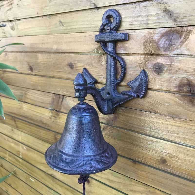 Gietijzeren deurbel voor tuinpoort met maritiem ankerpatroon, zijaanzicht