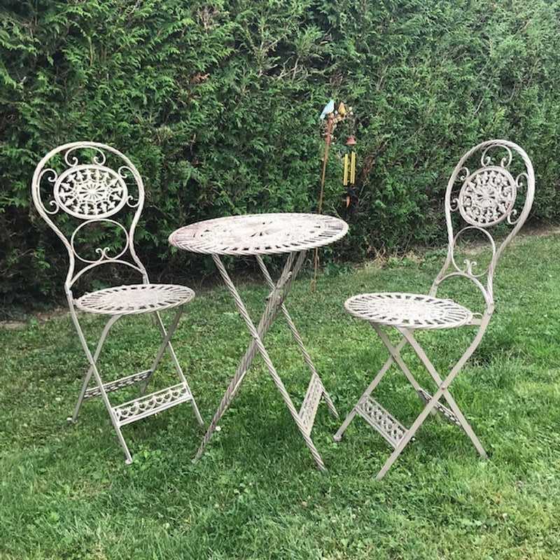 Bistro tuinset met patina in bruin, van ijzer en gietijzer, volledige scène weergegeven