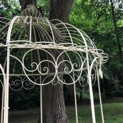 Gloriette kiosk pergola's tuinuitkijkpunt van ijzer vanille detailzicht op het dak