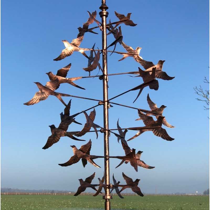 Decoratieve tuinwindmolen van metaal met zwaluwmotief, close-upzicht