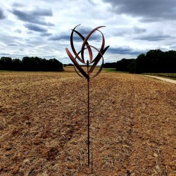 Decoratieve tuinwindmolen volledig zicht met pin en haak