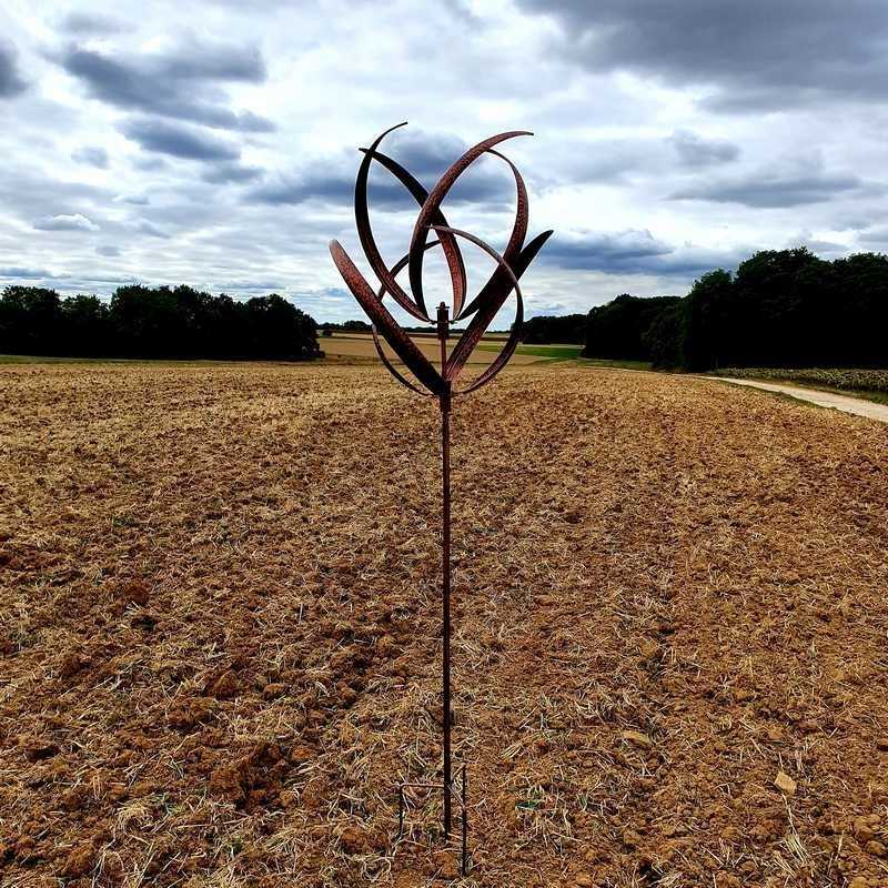 Decoratieve tuinwindmolen volledig zicht met pin en haak