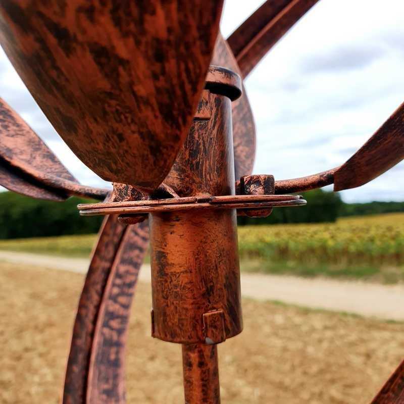 zicht op de as en lager van decoratieve tuinwindmolen koper