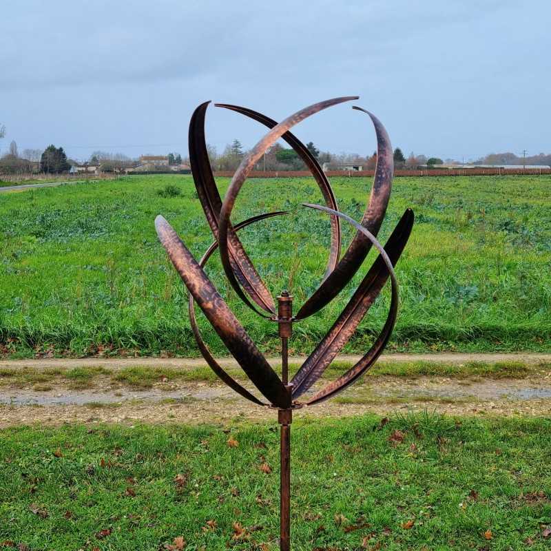 Decoratieve tuinwindmolen van geborsteld koperkleurig ijzer, tuinmolen CHAMBORD, close-upzicht