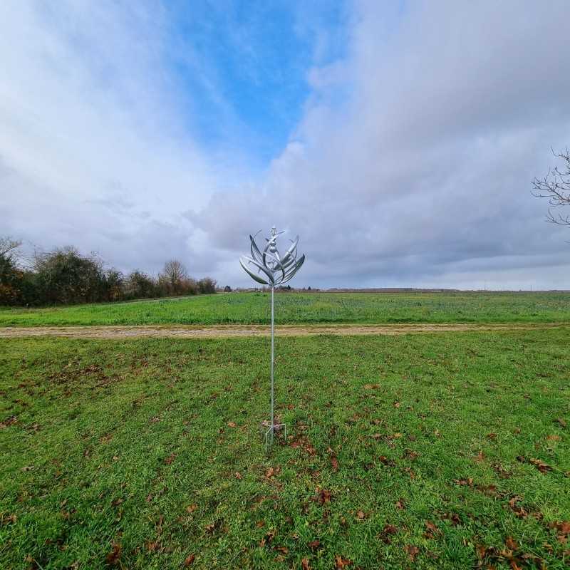 Decoratieve tuinwindmolen van grijs ijzer, windmolen Gonfreville, gezien van een afstand
