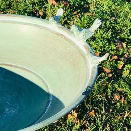 Prachtig metalen vogelbad met voederbak, hoogte 76 cm, zicht op 3 vogels