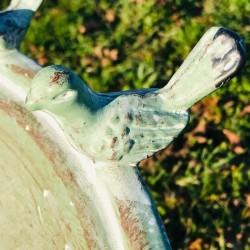 Prachtig vogelbad en voederbak van metaal, hoogte 76 cm, close-up view
