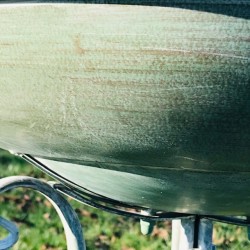 Prachtig vogelbad en voederbak van metaal, hoogte 76 cm, onderaanzicht