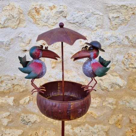 Zadenvoeder voor vogels op metalen pin 22,5x29x107cm kleurrijke kraaien decoratieve tuin metalen ornament frontaal zicht