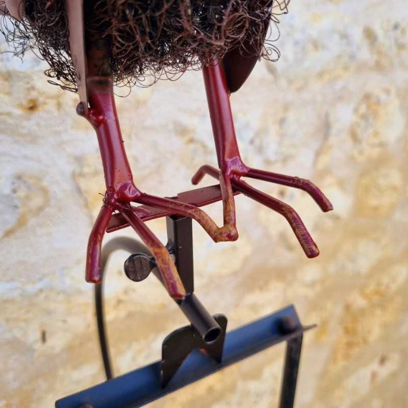 Metalen tuinmobiel met kraaienmotief en gebalanceerde pin en steun