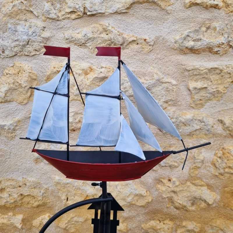 Maritieme decoratieve tuinbalans van metaal met zeilbootzicht