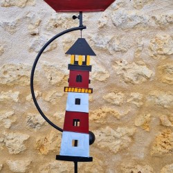 Maritieme decoratieve tuinbalans van metaal met uitzicht op de vuurtoren