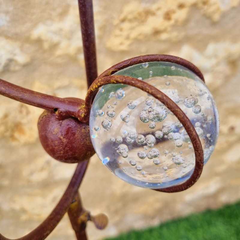 Decoratieve tuinbalans van ijzer met gekleurd uilenmotief, zicht op het contragewicht