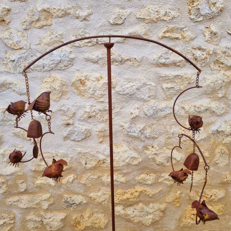 Decoratieve tuinspits, gietijzeren bel, metalen slinger met vogels, vooraanzicht