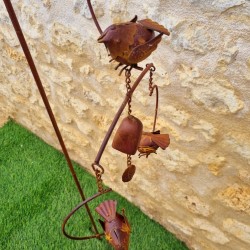 Decoratieve tuinspits, gietijzeren bel, metalen slinger met vogels, detailzicht
