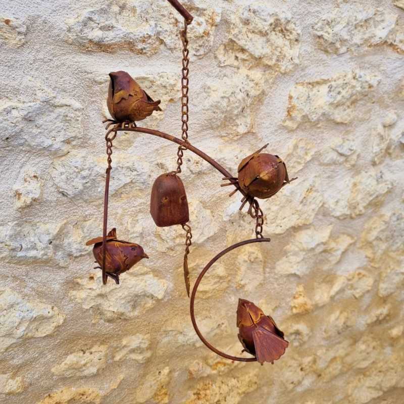 Decoratieve tuinspits, belletjes, ijzeren slinger met vogels, zicht op de bellen