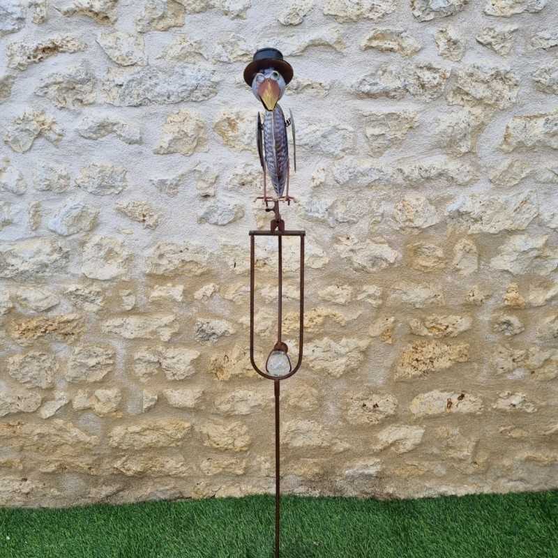 Tuinmobiel van ijzer met kraaienmotief en grote gekleurde snavel, met pin en gebalanceerde steun, frontaal zicht