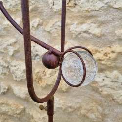 Tuinmobiel van ijzer met kraaienmotief en grote gekleurde snavel, met pin en uitgebalanceerde steun, zicht op het contragewicht