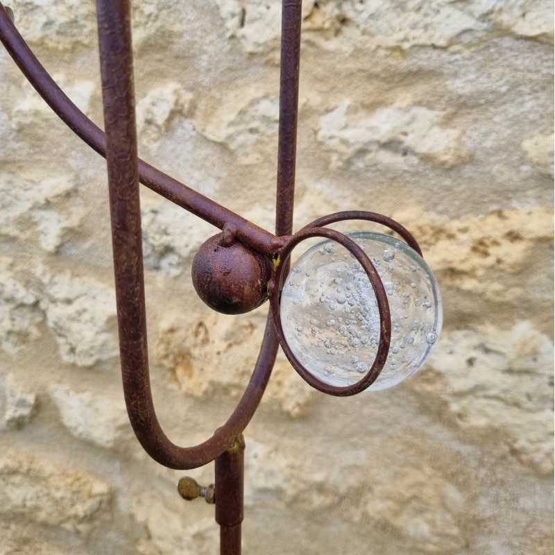 Tuinmobiel van ijzer met kraaienmotief en grote gekleurde snavel, met pin en uitgebalanceerde steun, zicht op het contragewicht