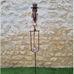 Tuinmobiel van smeedijzer met schommelarm en kraaienmotief, plantbare steunstang, perfect in balans