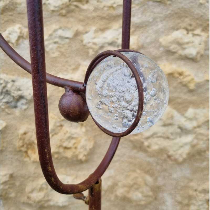Tuinmobiel van smeedijzer met schommelarm en kraaienmotief, plantbare steunstang, perfect in balans