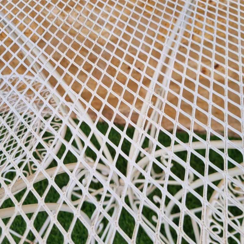 Tuinset smeedijzer 2-zits bistro inklapbaar wit patina, zicht op de tafel