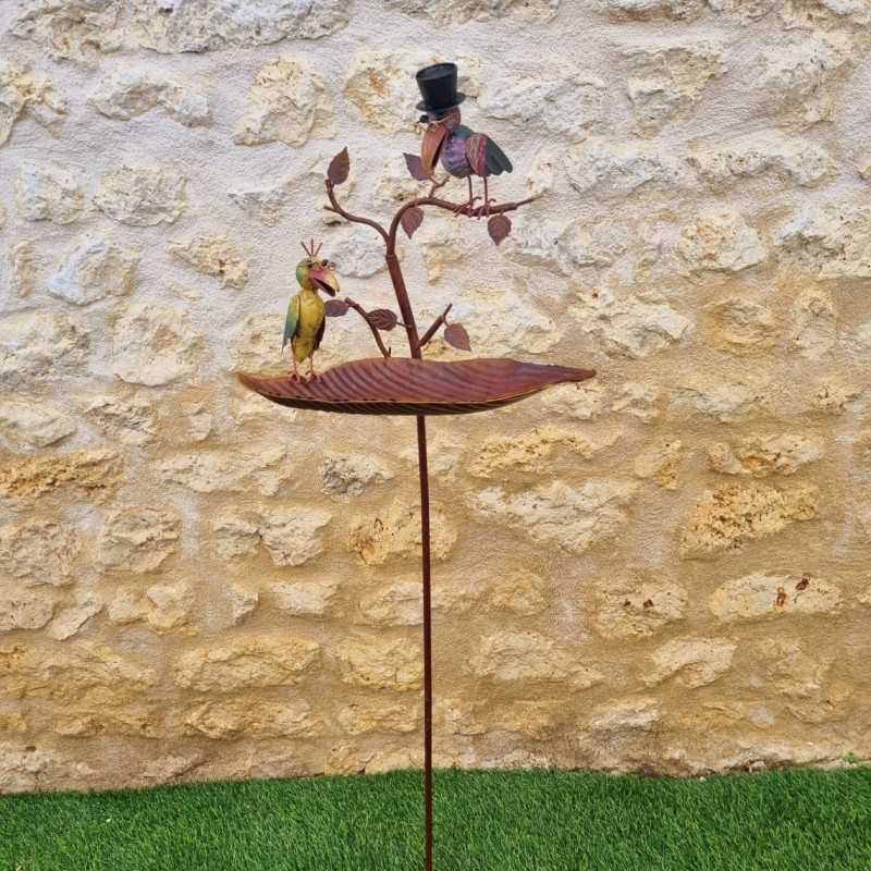 Vogelbad op ijzeren pin met kleurrijke vogels, voederbak H127 cm