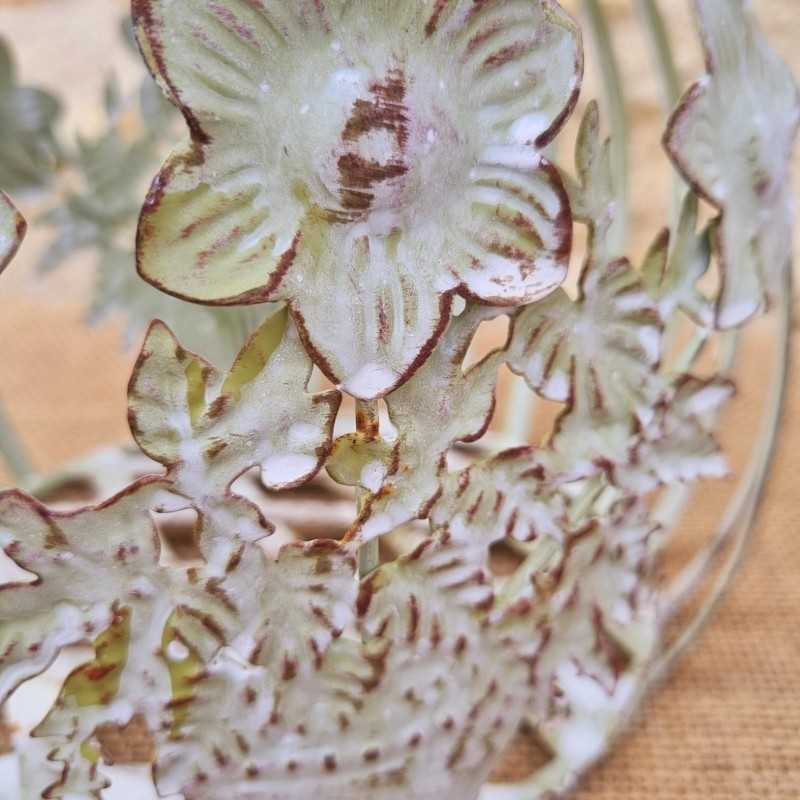 Mand van groen, beige en bruin ijzer