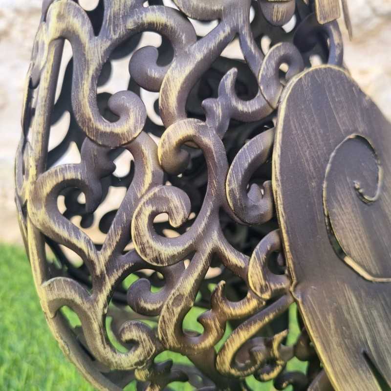 Ijzeren haan in twee maten, verkrijgbaar in goud, zwart en rood