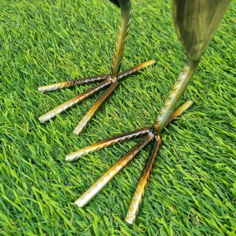 Ijzeren haan in twee maten, verkrijgbaar in goud, zwart en rood