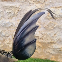 Ijzeren haan in twee maten, verkrijgbaar in goud, zwart en rood