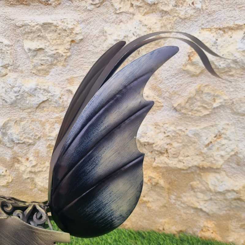 Ijzeren haan in twee maten, verkrijgbaar in goud, zwart en rood