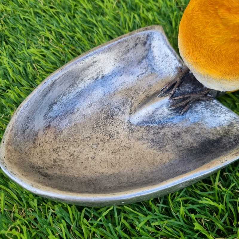 Voeder- en drinkbak voor vogels van hars in de vorm van een schep
