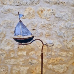 Decoratieve metalen regenmeter tuin met bootmotief hoogte 134 cm frontaal zicht