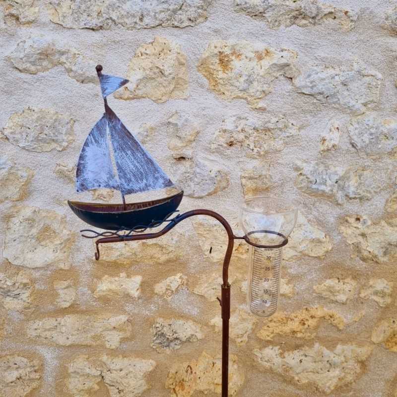 Decoratieve metalen regenmeter tuin met bootmotief hoogte 134 cm frontaal zicht