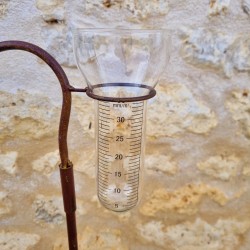 Decoratieve tuinregenmeter van metaal met bootmotief, hoogte 134 cm, zicht op de trechter