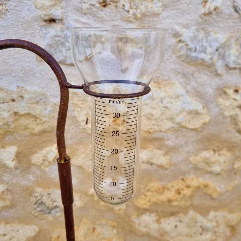 Decoratieve tuinregenmeter van metaal met bootmotief, hoogte 134 cm, zicht op de trechter