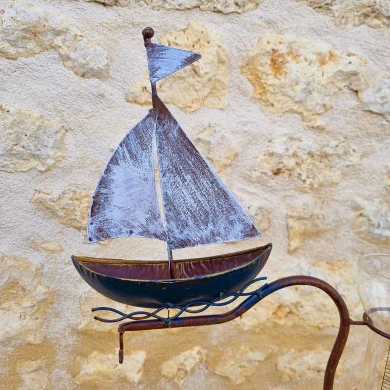 Decoratieve metalen regenmeter tuin met bootmotief hoogte 134 cm close-up van de boot