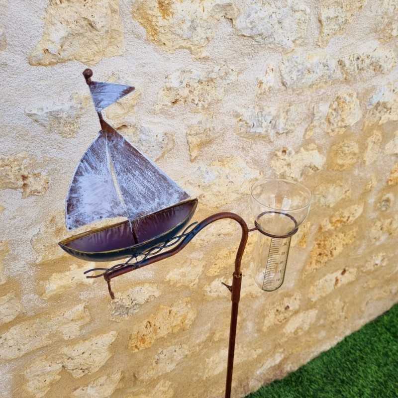 Decoratieve tuinregenmeter van metaal met bootmotief, hoogte 134 cm, zijaanzicht