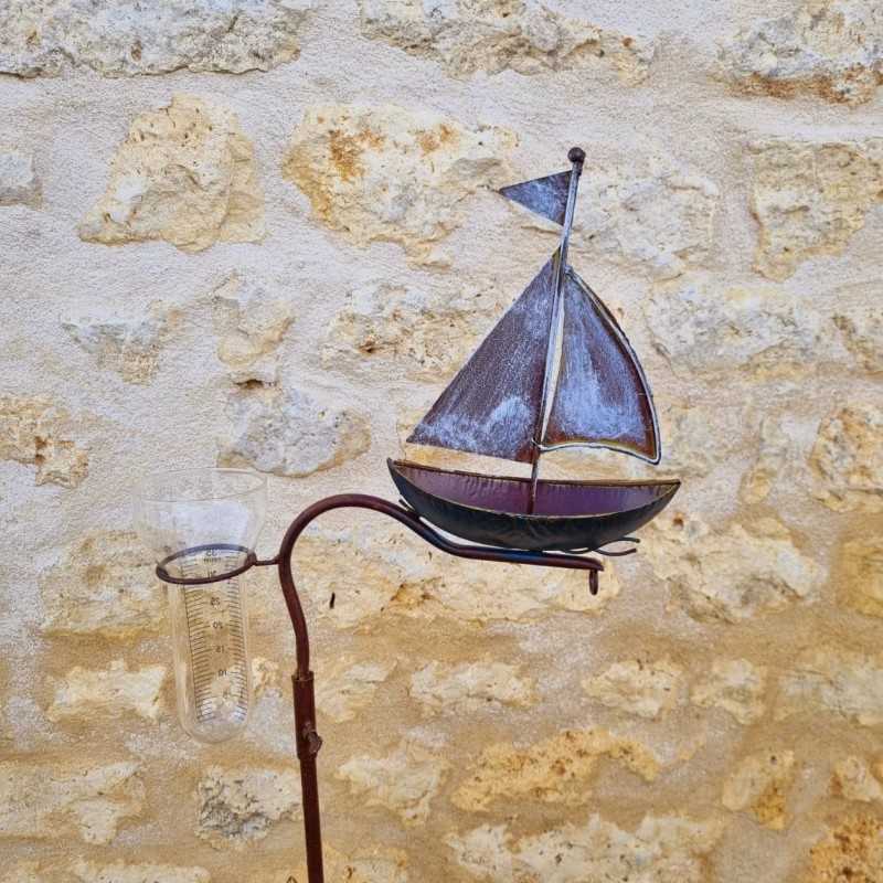 Decoratieve tuinregenmeter van metaal met bootmotief, hoogte 134 cm, achteraanzicht
