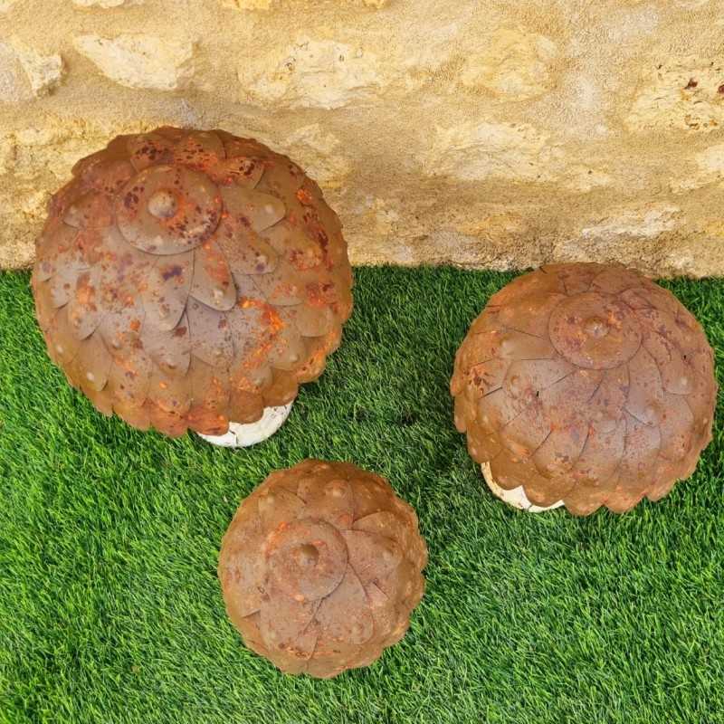 Beige bruine roestige metalen paddenstoelen