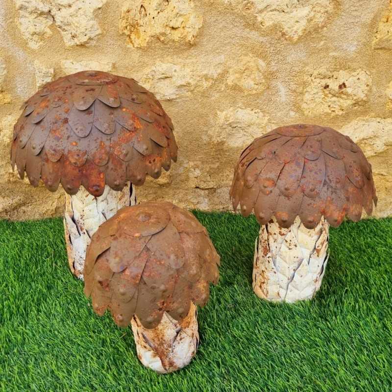 Beige bruine roestige metalen paddenstoelen