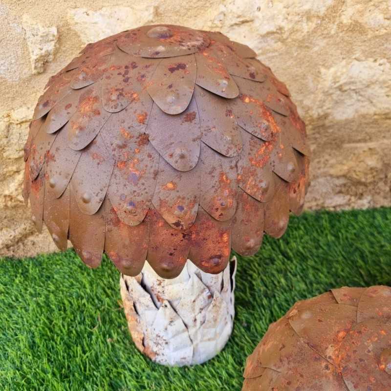 Beige bruine roestige metalen paddenstoelen