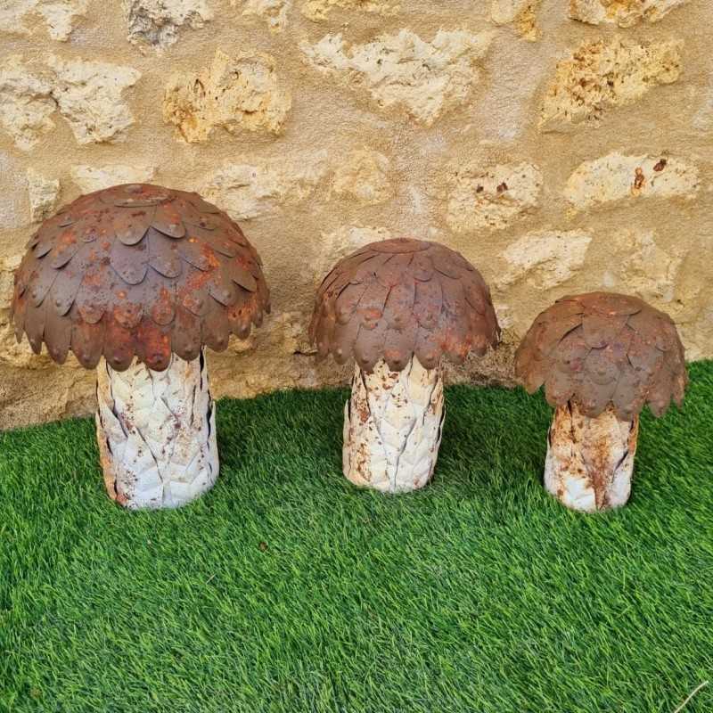 Beige bruine roestige metalen paddenstoelen