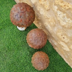 Beige bruine roestige metalen paddenstoelen