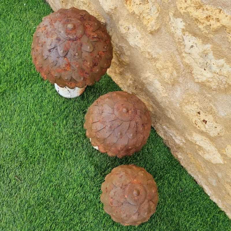 Beige bruine roestige metalen paddenstoelen